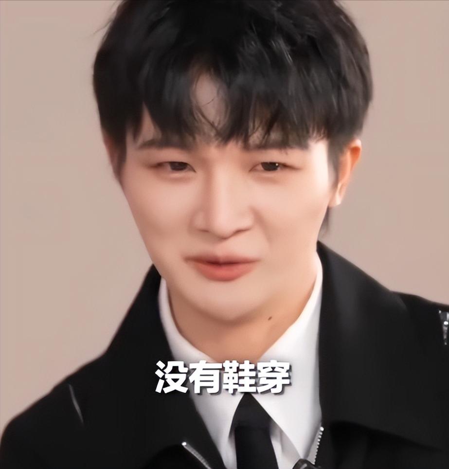 新华社45字评周深春晚表现，不提歌技却一针见血，戳中年歌迷心坎