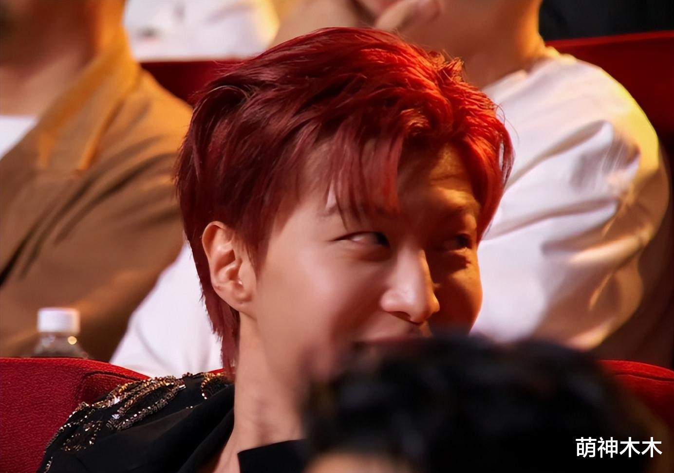 电影之夜台下:邓超黄晓明同坐无交流,佟丽娅玩手机,范丞丞表情失控