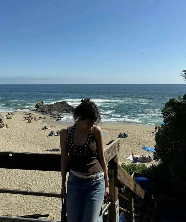 欧阳娜娜真的长大了，放飞自我，脱下牛仔裤海边玩耍，身材匀称！