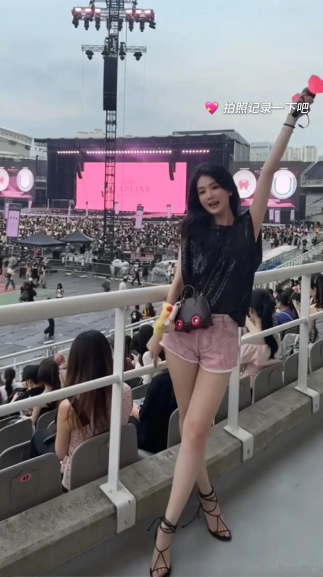 31岁乔欣看演唱会穿搭：背心+短裤+高跟鞋，高级显贵，婚后更美了