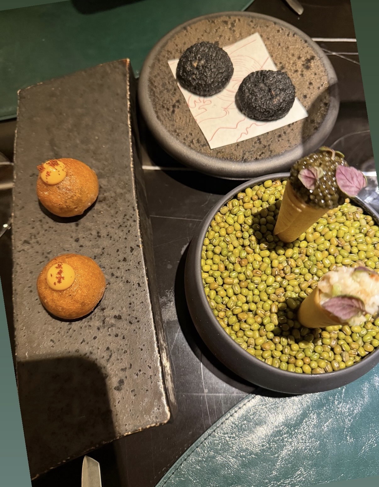 何超云平安夜盛装赴约，穿酒红色长裙明艳动人，被曝交往了新男友