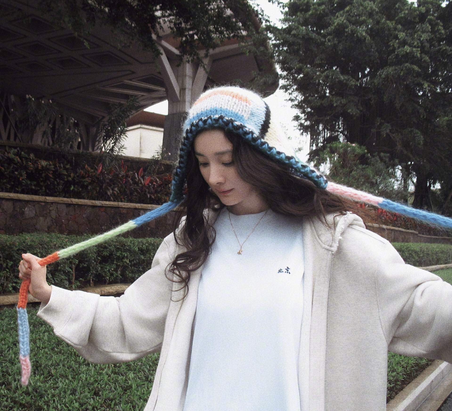 杨幂分享日常穿搭，简单白T黑色打底裤，搭配彩色针织帽立马亮眼