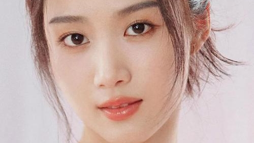 卢昱晓红毯造型起波澜：工作室失误，舆论理性呼吁