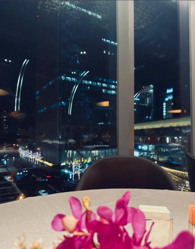 王晓晨学院风穿搭晒约会!和俞灏明高档餐厅点6道菜,发文像撒娇