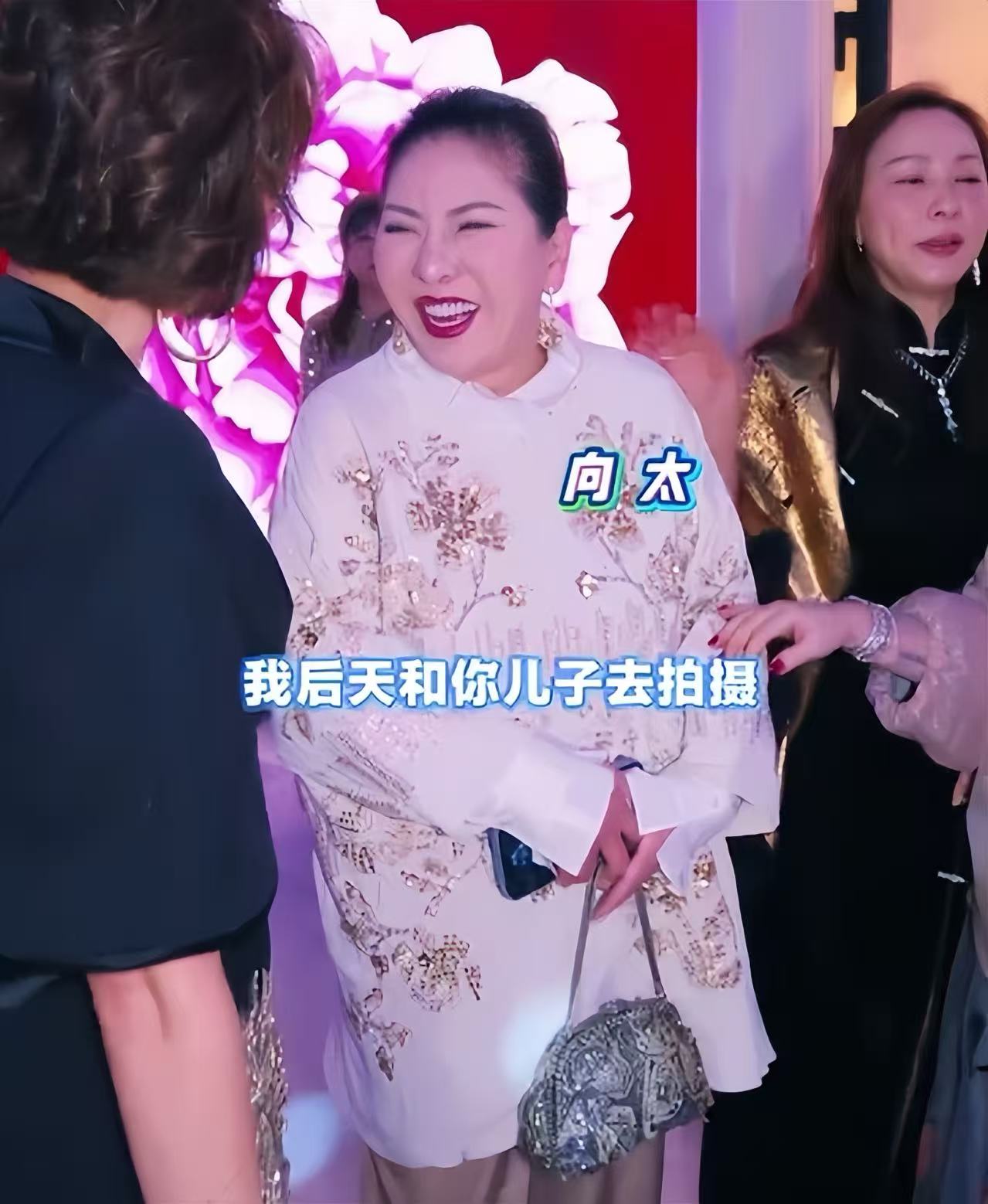 吕良伟70岁寿宴众星云集！向太憨笑比李湘还胖，甄子丹啤酒肚抢镜