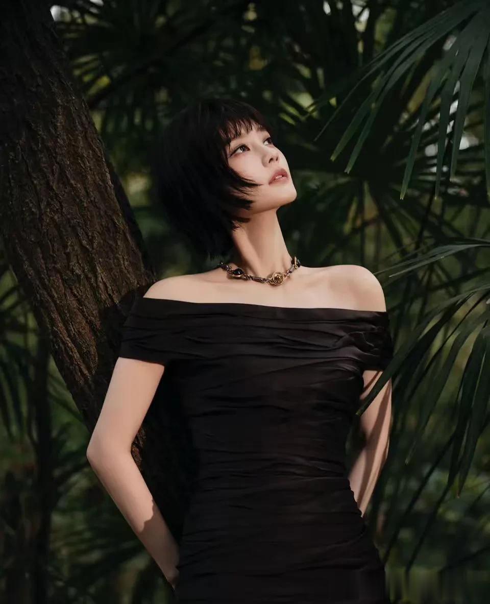 李一桐剪了短发像换了个人！一袭黑色露肩裙好高级，差点认不出！