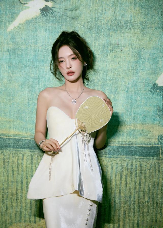 蔡文静纯白抹胸连衣裙，超美的江南小女子