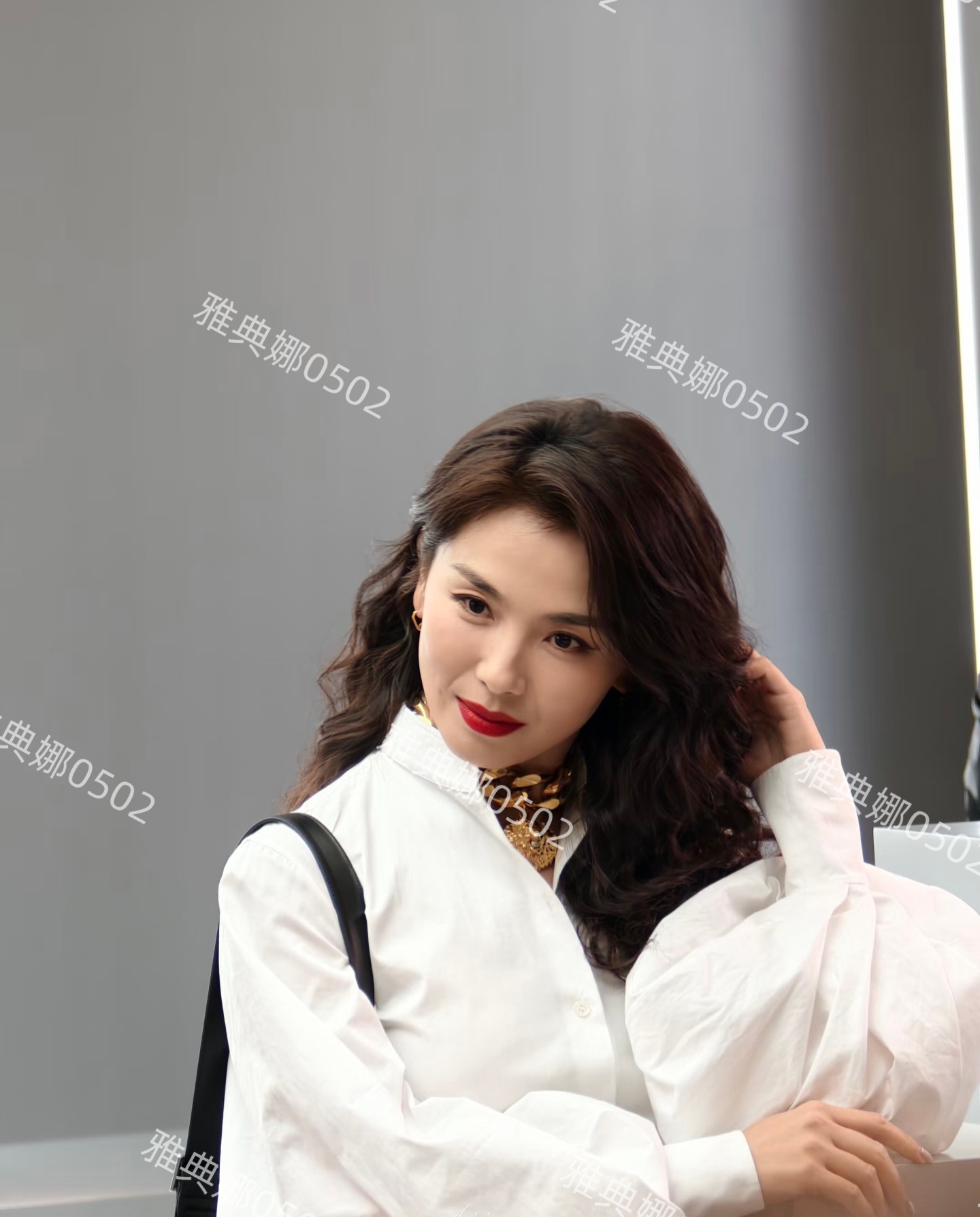 被今天的刘涛美到了，白衬衫黑西裤卷发大红唇妥妥都市丽人大女主