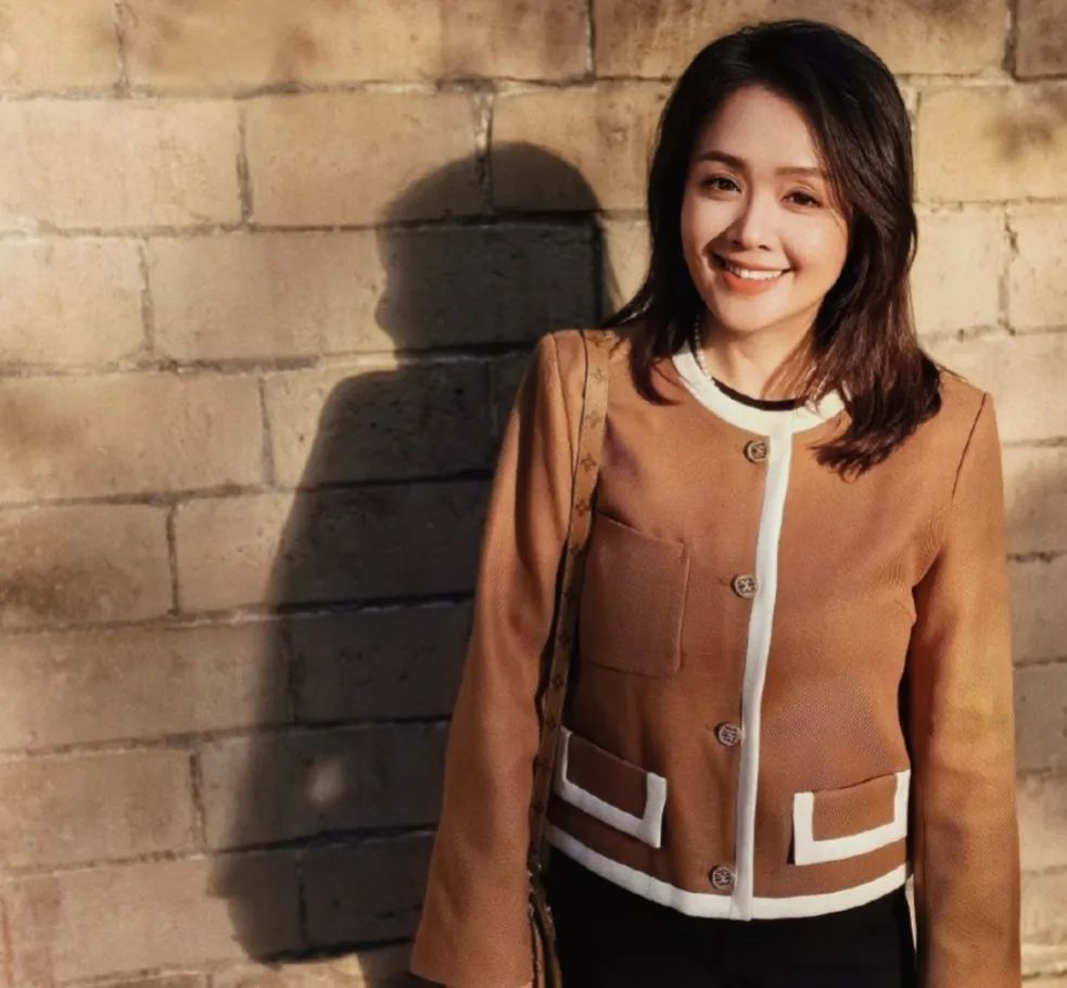 她是海清同班同学,演技好,长得漂亮,嫁清华大学教授恩爱至今