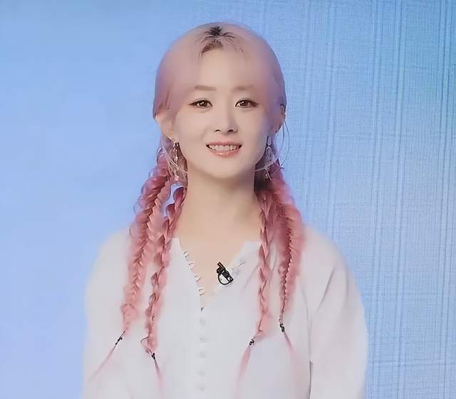 赵丽颖“粉发五五分造型”翻车?直播间频频走神,状态不佳引争议