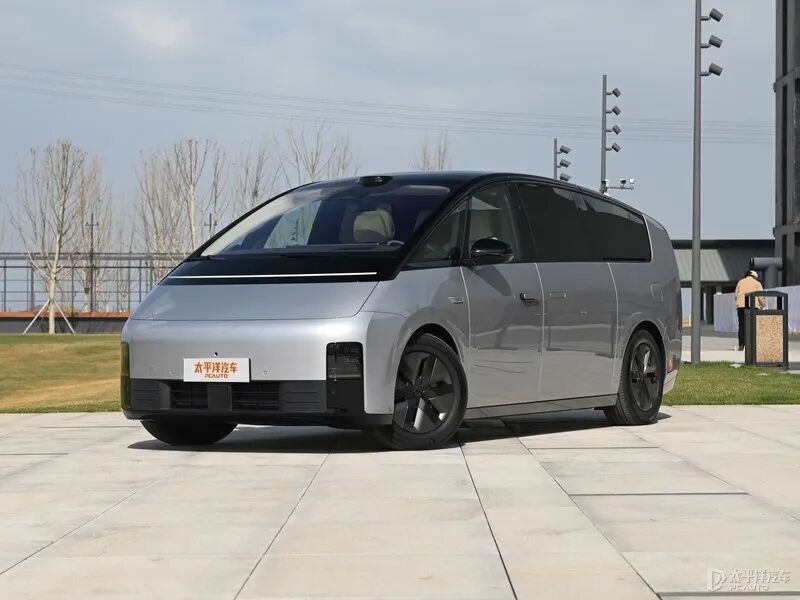 零跑首款MPV D99发布！1000V高压、双腔空悬，30万级太卷了