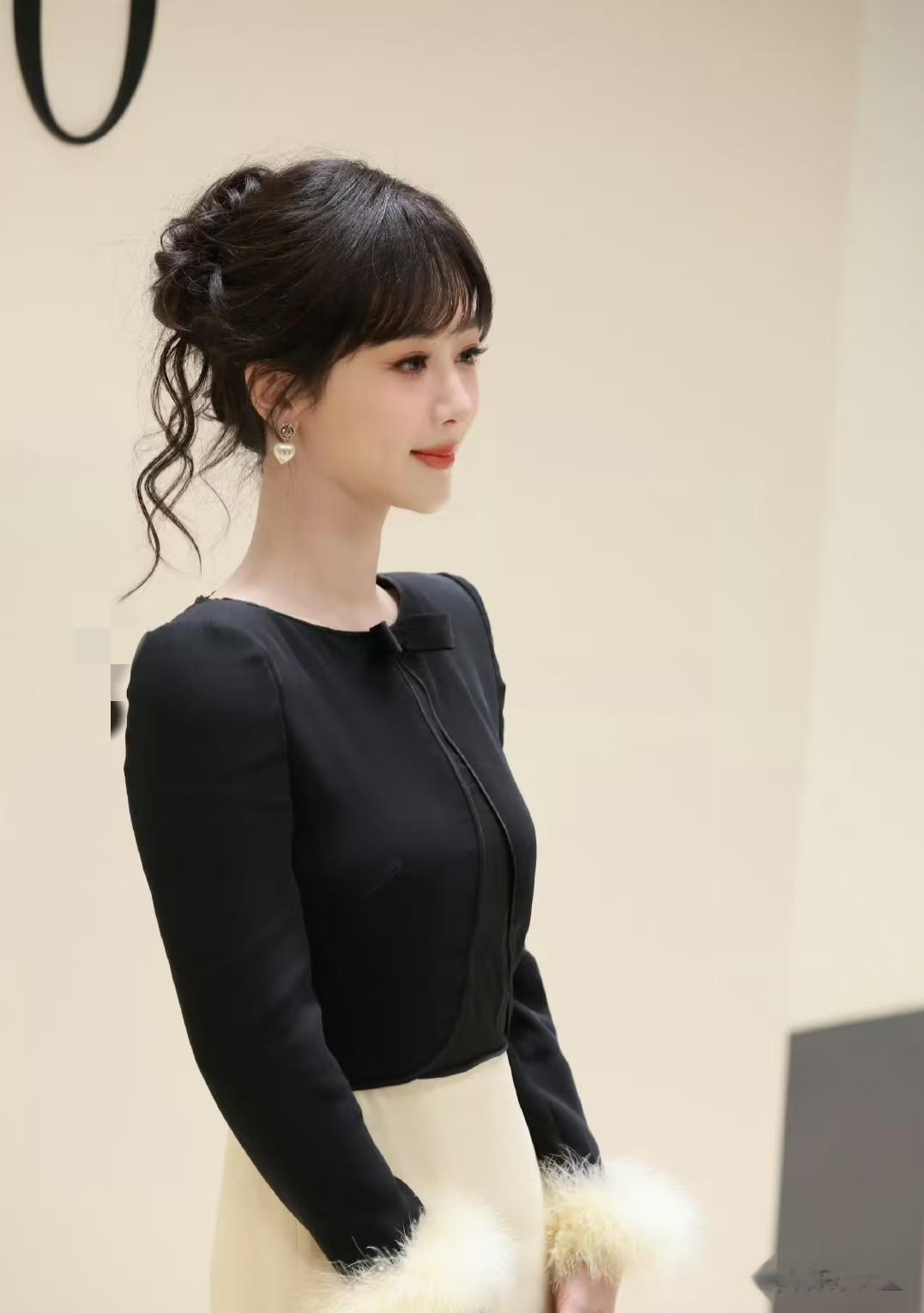 杨紫出席华伦天奴活动,杨柳细腰瘦成闪电 怼脸拍自带美颜滤镜好美