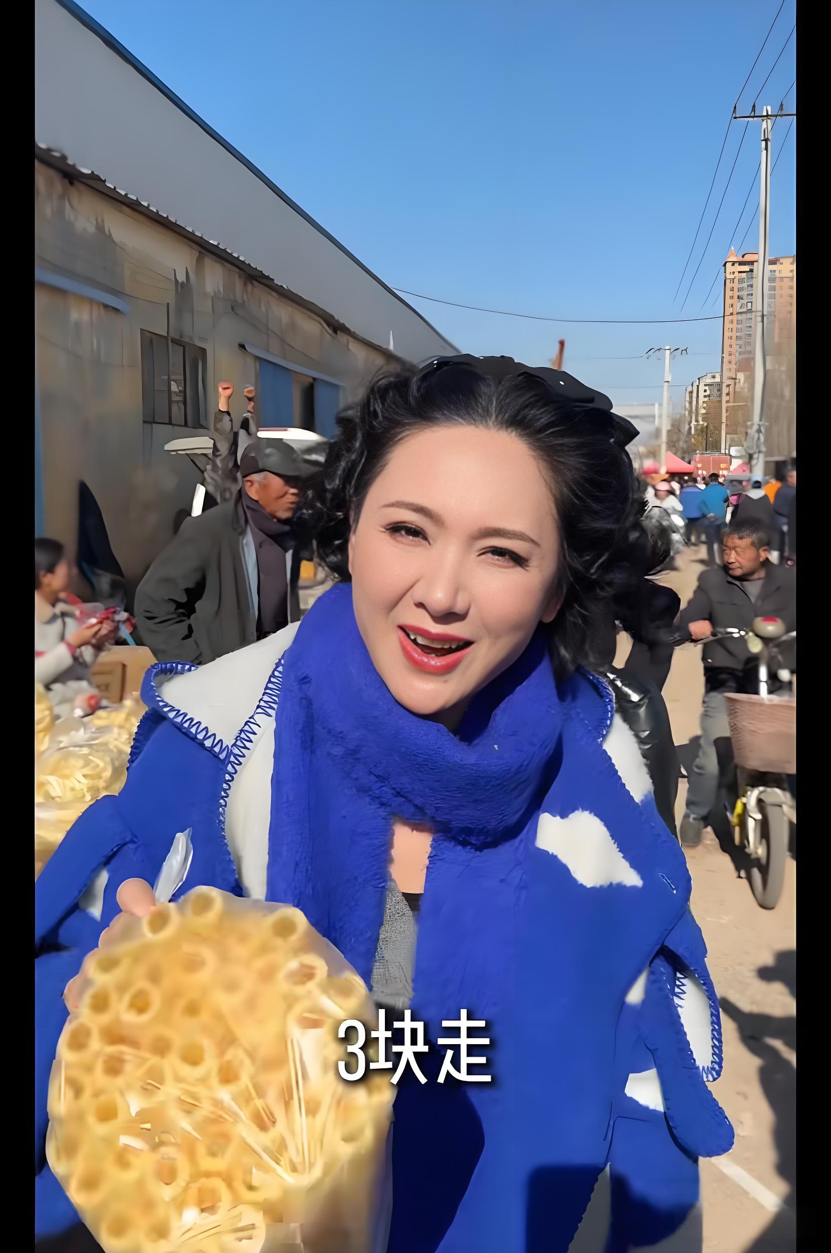 程莉莎赶山东大集，穿3万大衣买3元焦米棍解馋 像没见过世面城巴佬
