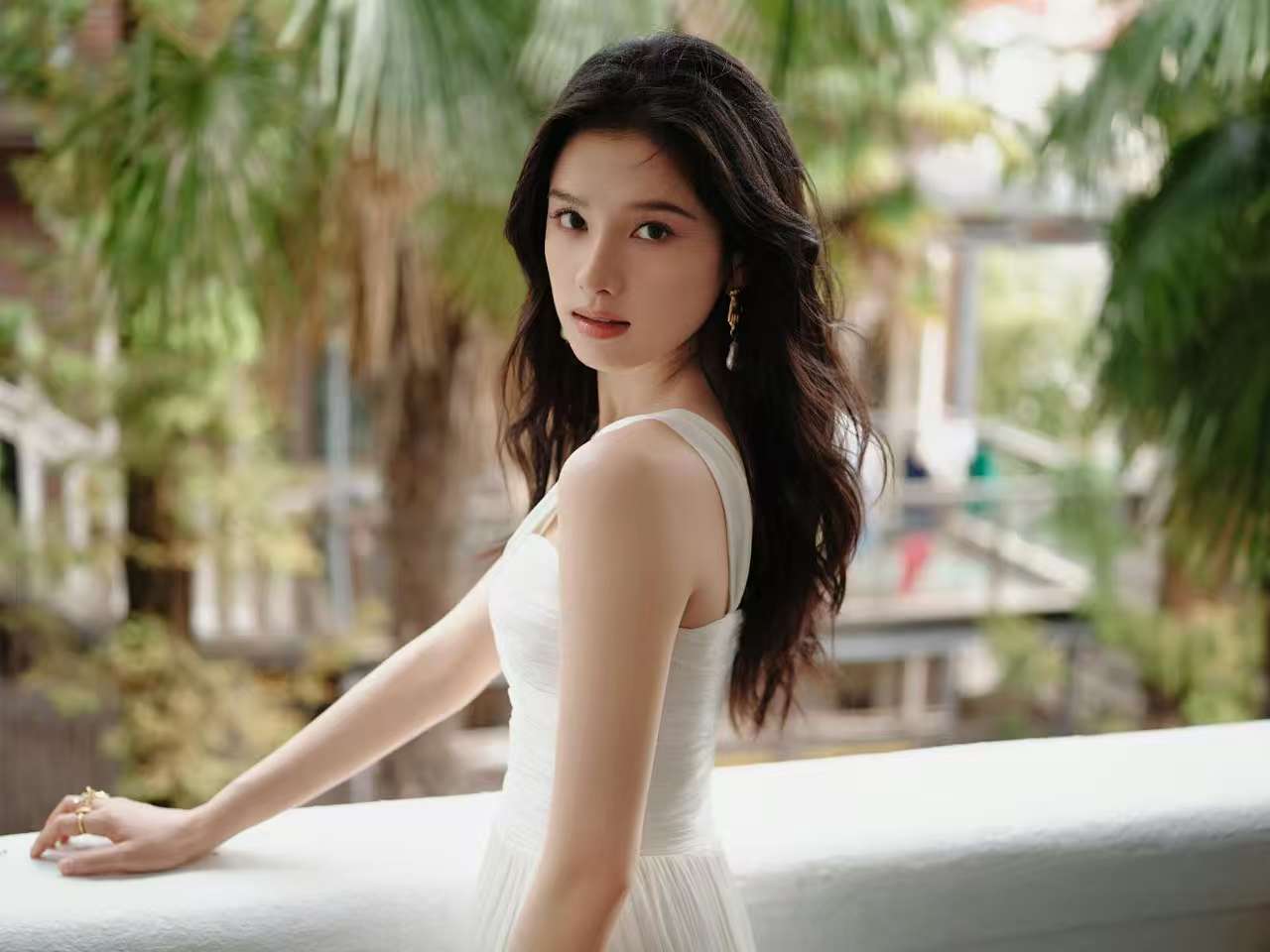 【千姿之美,以纯粹简约诠释奢华优雅】——张婧仪