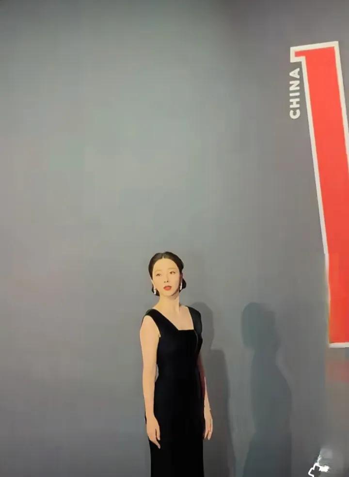 李思思现身w盛典，黑色无袖裙配盘发，尽显端庄魅力