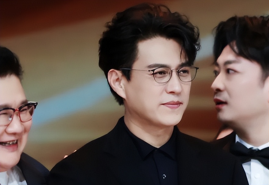 没想到,2026年刚开始,49岁靳东就以这种方式,再次让人刮目相看