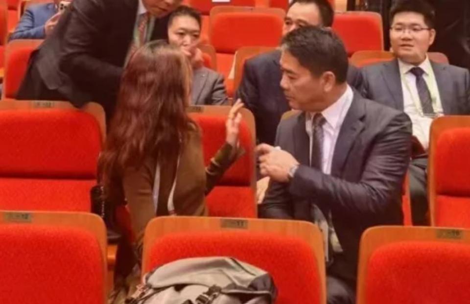 刘强东也没想到,章泽天的一个举动,意外暴露出自己的“窘迫”