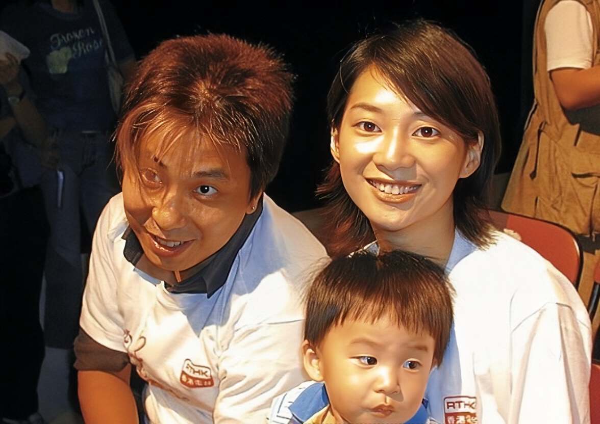 香港知名女星破离婚传闻，儿子生日晒全家福，老公头发变白沧桑