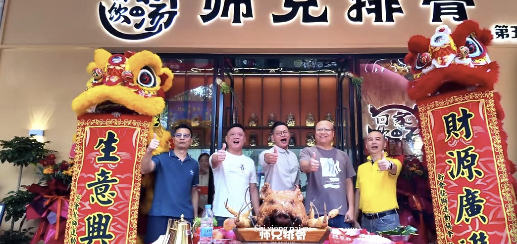 54岁TVB绿叶在广东开餐馆,敲锣打鼓切烧猪好热闹,已开五家餐馆