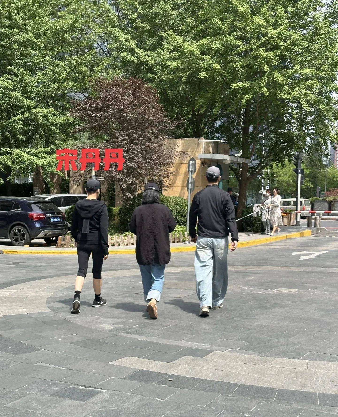 65岁宋丹丹在北京外出打球,自然素颜、身体还这么棒,令人羡慕