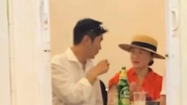 杜江夫妇泰国度假，坐三轮车出行，霍思燕体态匀称看着软玉温香的