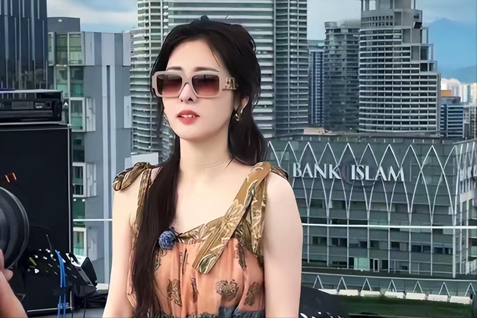 闭嘴、伸腿、泼黑水！不愧是“内娱姐妹花”，就连塌房都十分默契