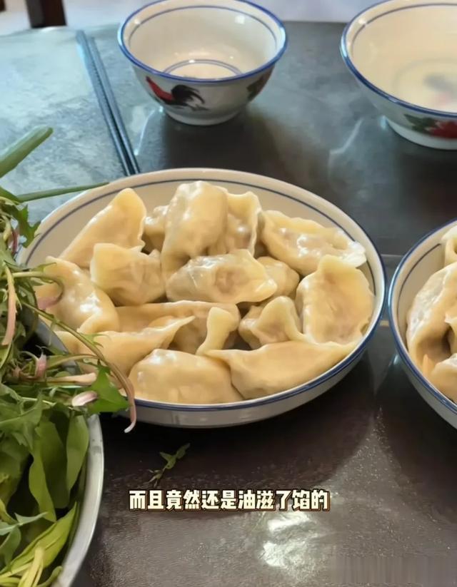 宋晓峰女儿回长春，宋之馨晒东北大饺子，自家小院养狗又大又干净