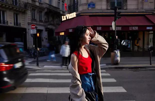 陈都灵漫步巴黎街头状态惬意！穿红色背心明媚动人