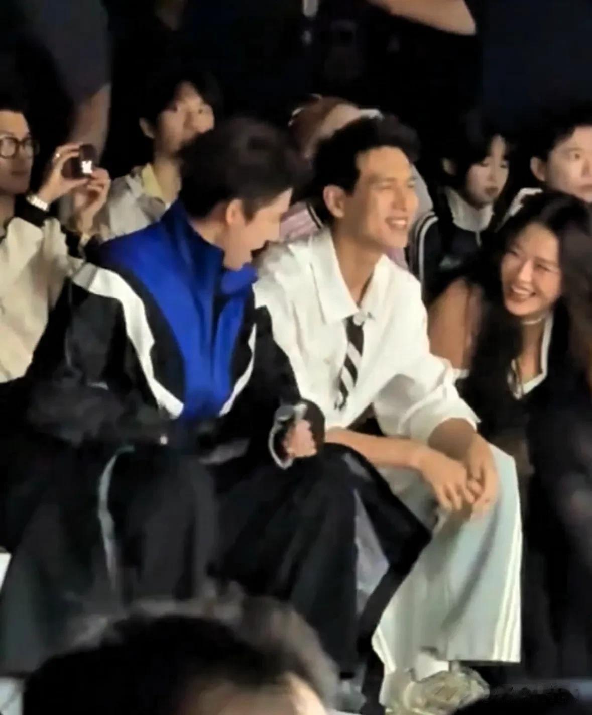 李现、马思纯看王安宇走秀笑翻了，王安宇害羞，一头扎进李现怀里