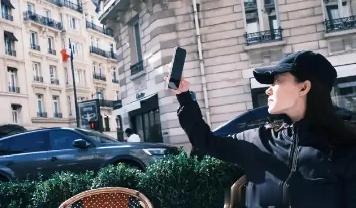 被38岁张小斐美照“帅到了”，网友：追张小斐的狗子都排到了巴黎