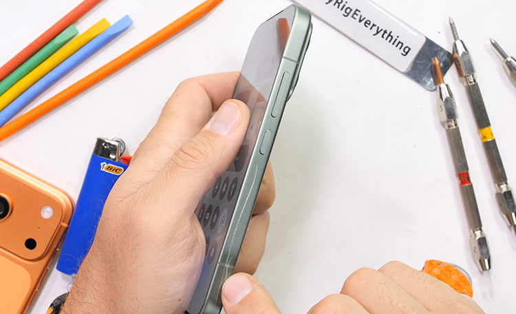 國外博主暴力測試小米17 Pro耐用性，龍晶玻璃挺耐造