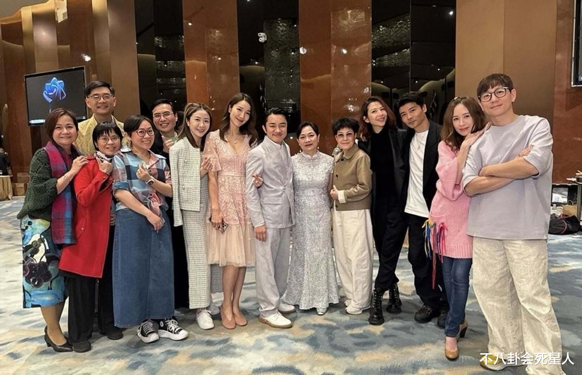 王祖蓝妹妹大婚嫁妆惊人，硕大金饰压身，曾获哥哥豪赠880万豪宅