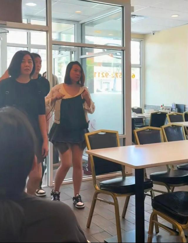 郑伊健现身美国中餐店，万年不变的发型，老婆蒙嘉慧陪他，很幸福