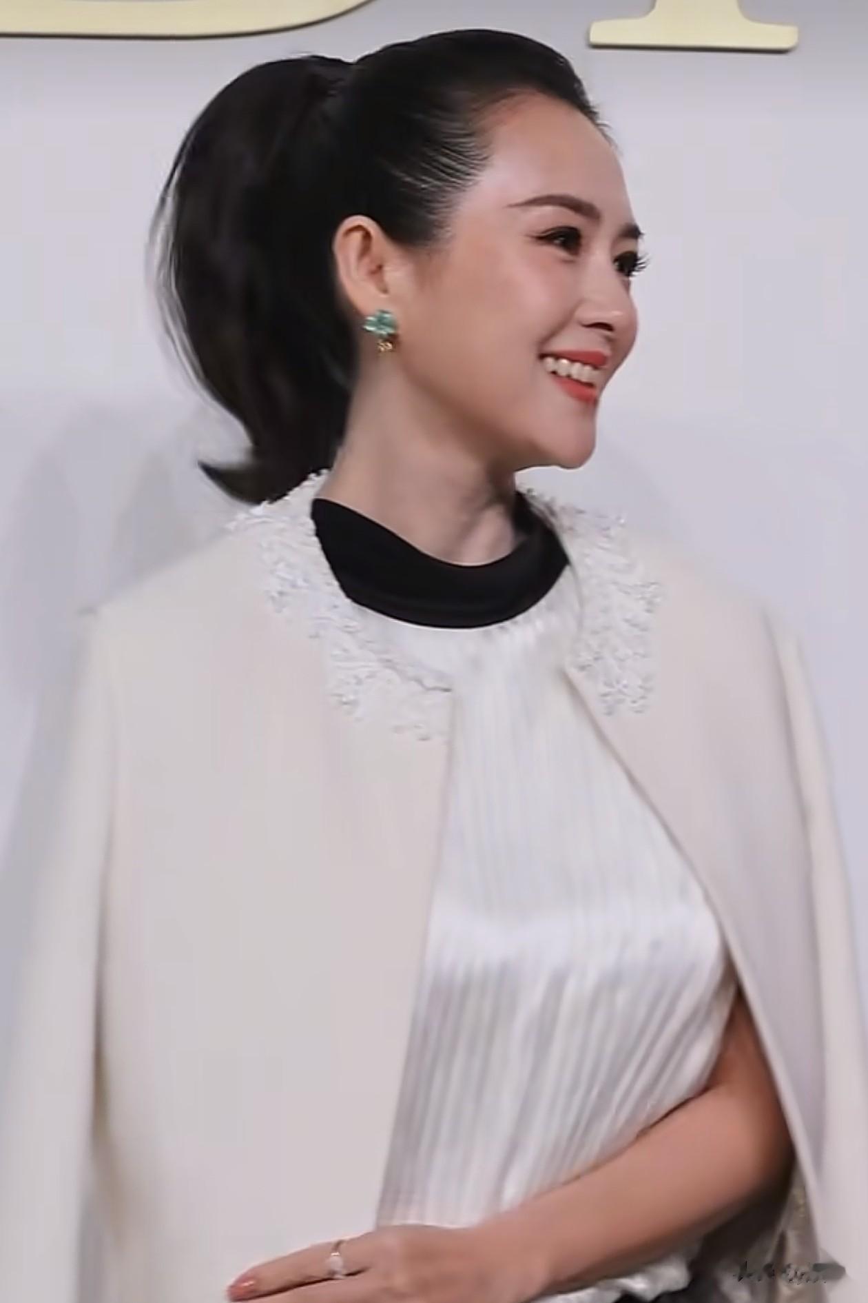 46岁章子怡活动怼脸拍！皮肤紧致，面部更饱满了，瞬间年轻20岁