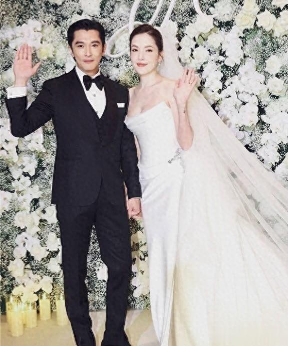 邱泽婚礼最大亮点！李靓蕾一身粉嫩登场，招牌大笑超抢镜！