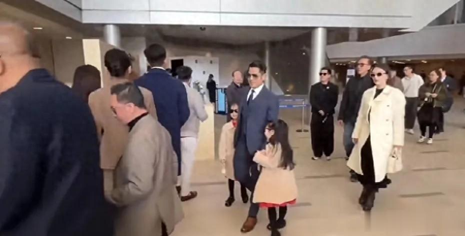 郭富城一家六口看赛马，方媛三胎后首露面，姐妹俩穿同款超吸睛