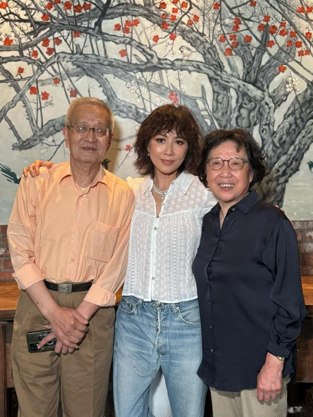 刘嘉玲分享同学会照片:回苏州庆祝我们的60岁生日!合影状态超年轻