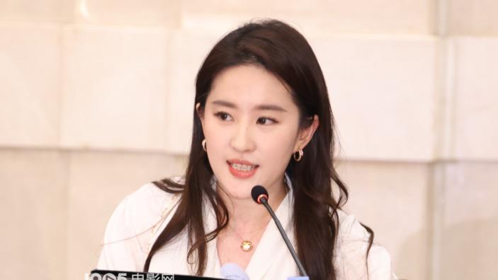 央视镜头，刘亦菲在发光，杨幂赵丽颖扛住了，辛芷蕾素颜美的扎眼