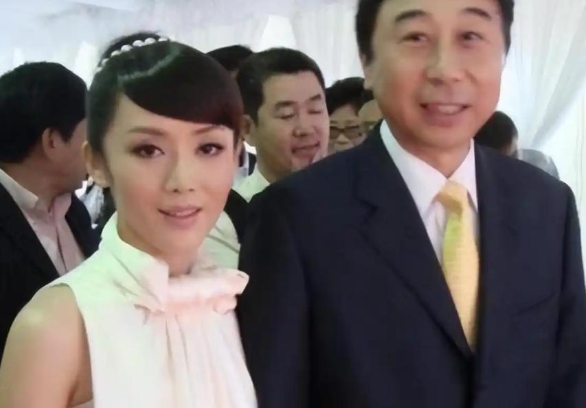 钱赚够了不装了?冯巩两招替郭德纲挽回面子，680元门票直指曹云金