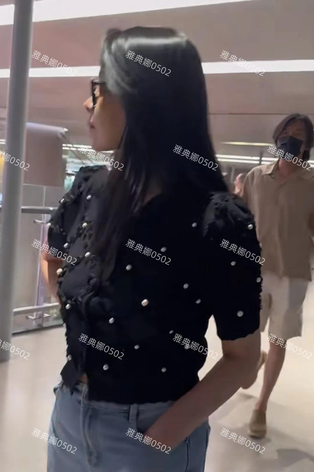 机场偶遇秦昊一家,伊能静身材发福本人不年轻,女儿长得像奶奶