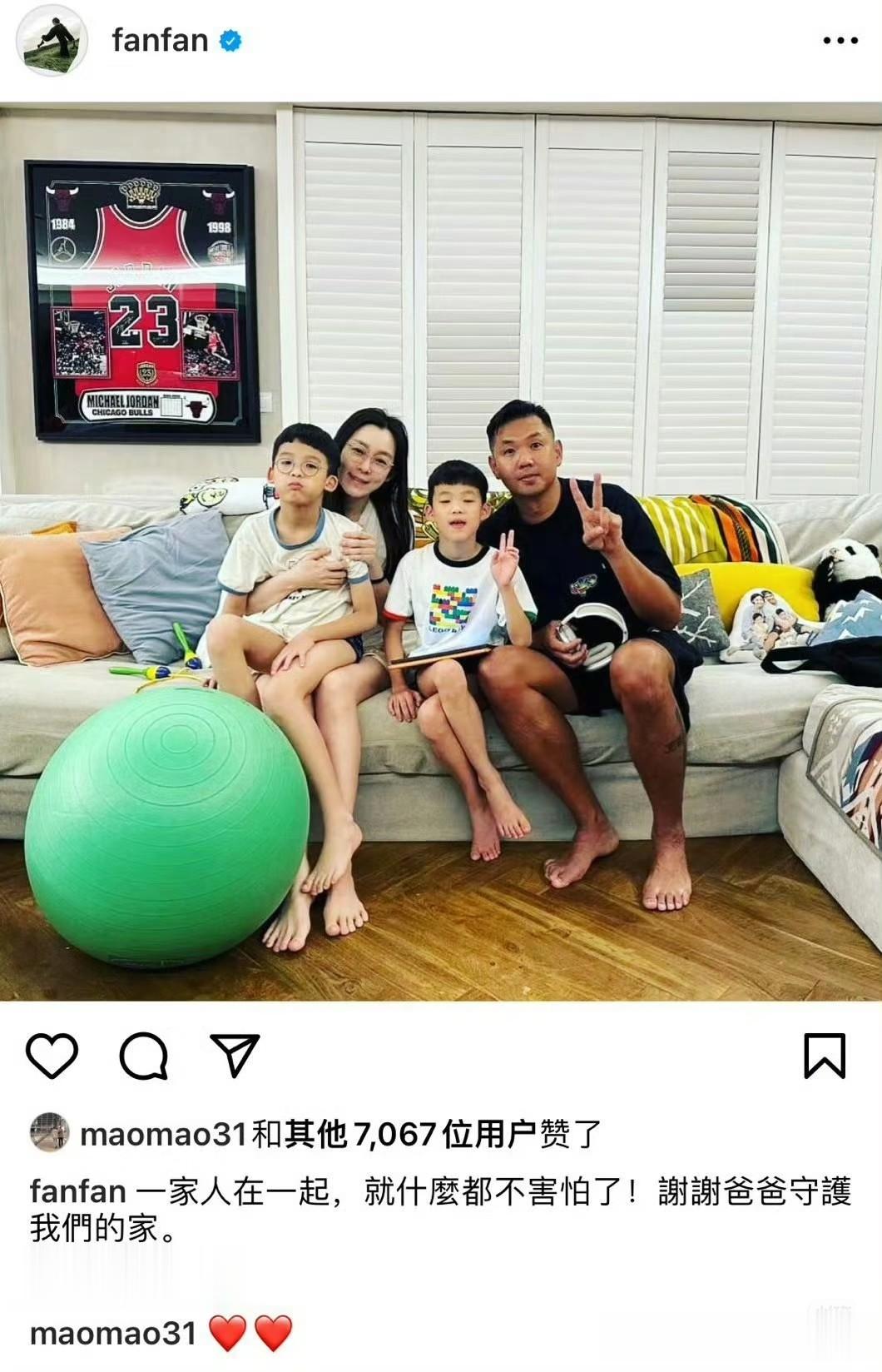 范玮琪晒圣诞全家福，双胞胎儿子大长腿，喜欢玩平板，都近视了！