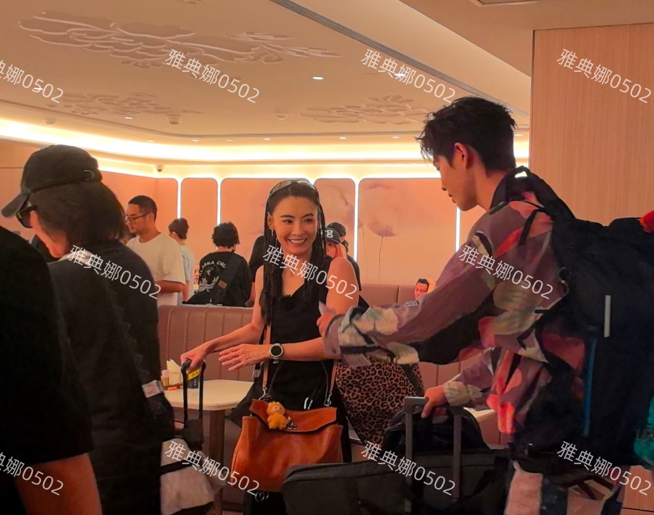 机场偶遇张柏芝刘晓庆,张柏芝好白脸好小刘晓庆不年轻耳朵很奇怪