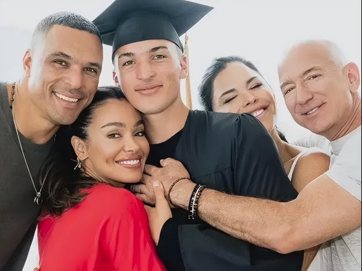 贝佐斯心真大!游艇度假还叫上了妻子的前男友,被桑切斯彻底套牢