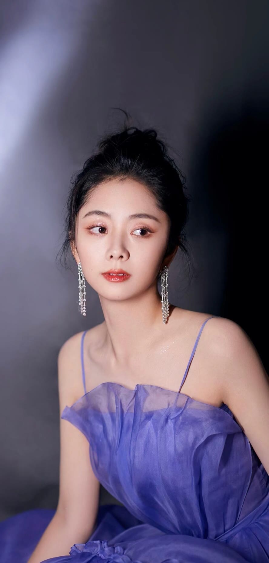 谭松韵私服被拍！34岁穿成18岁少女，这状态是吃了防腐剂