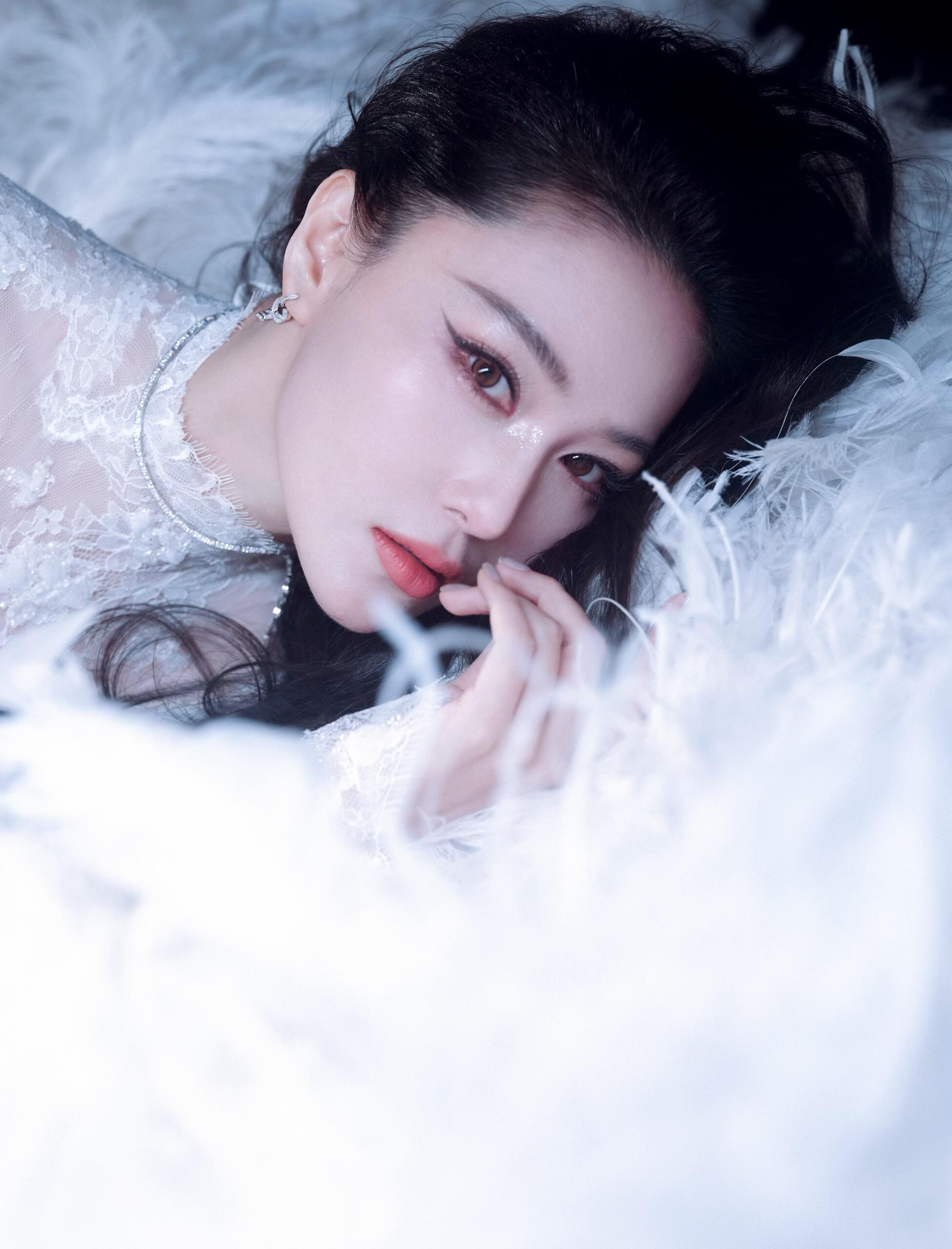 张馨予白色蕾丝透视礼服写真，纯欲绝美啊