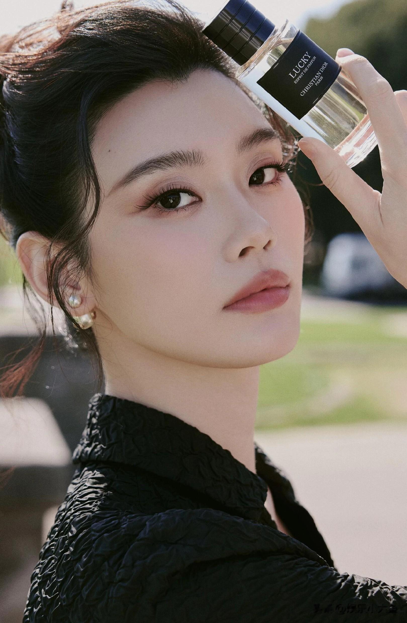 奚梦瑶出席巴黎时装周,一袭黑色束腰连衣裙优雅气质好漂亮!