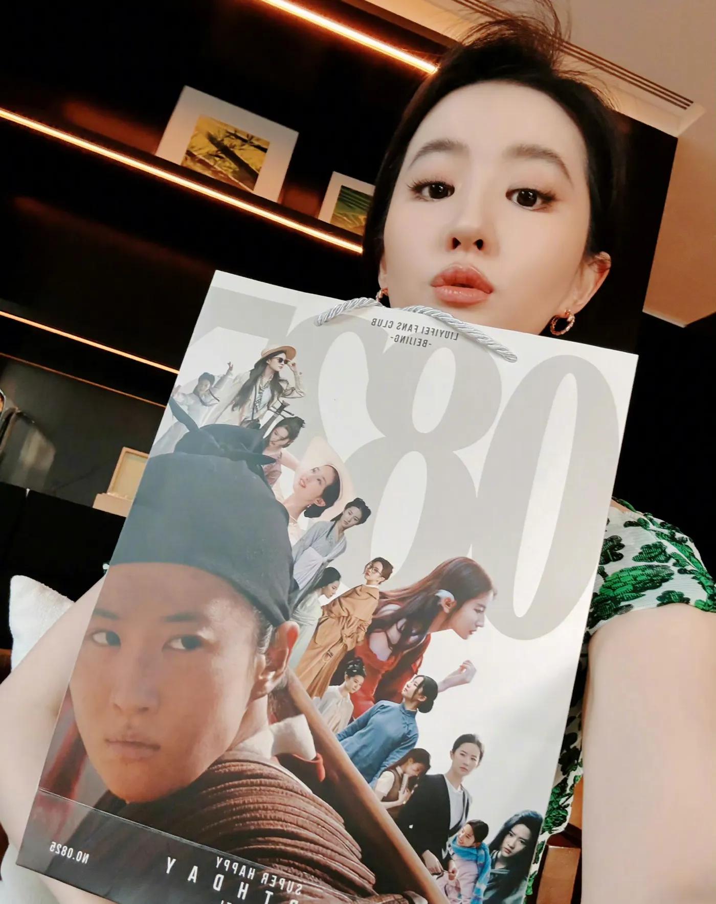 刘亦菲在成都庆38岁生日!和好友相约吃火锅,大热天戴围巾有原因