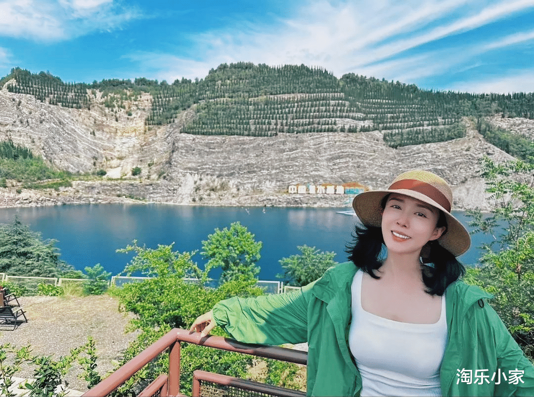 47岁颜丹晨矿坑炫娃!微胖身材杀疯,嫦娥下凡嫁“硬汉”超甜!