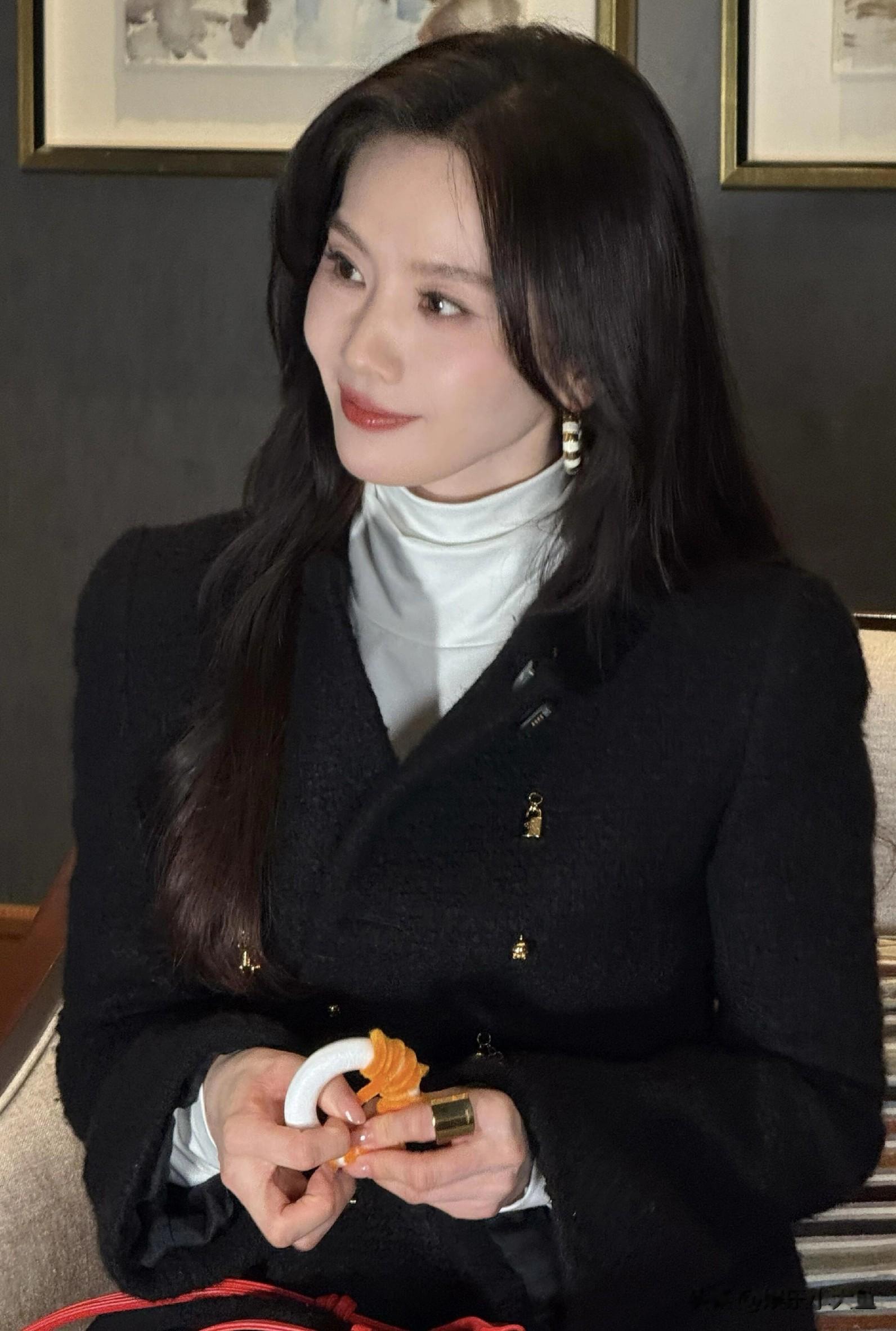 刘诗诗上海出席CELINE活动，廓形毛呢外套搭配阔腿裤，温柔又漂亮