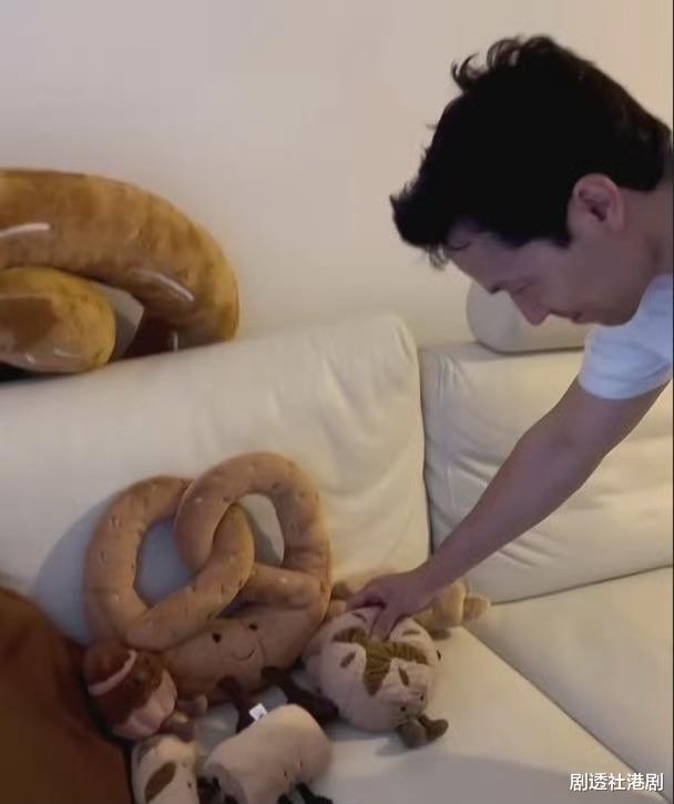 TVB前小花获老公庆生!两个月前高调大婚,仅戴一对金镯被指寒酸